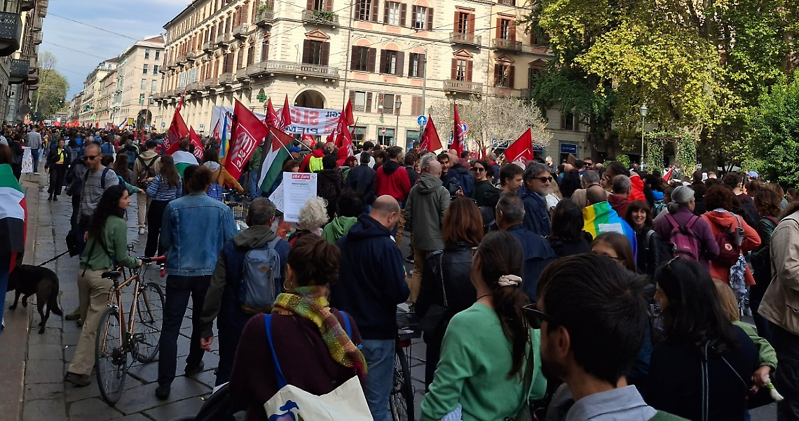 piazza Castello si riempie per la Palestina: voci, slogan e un movimento che non si ferma