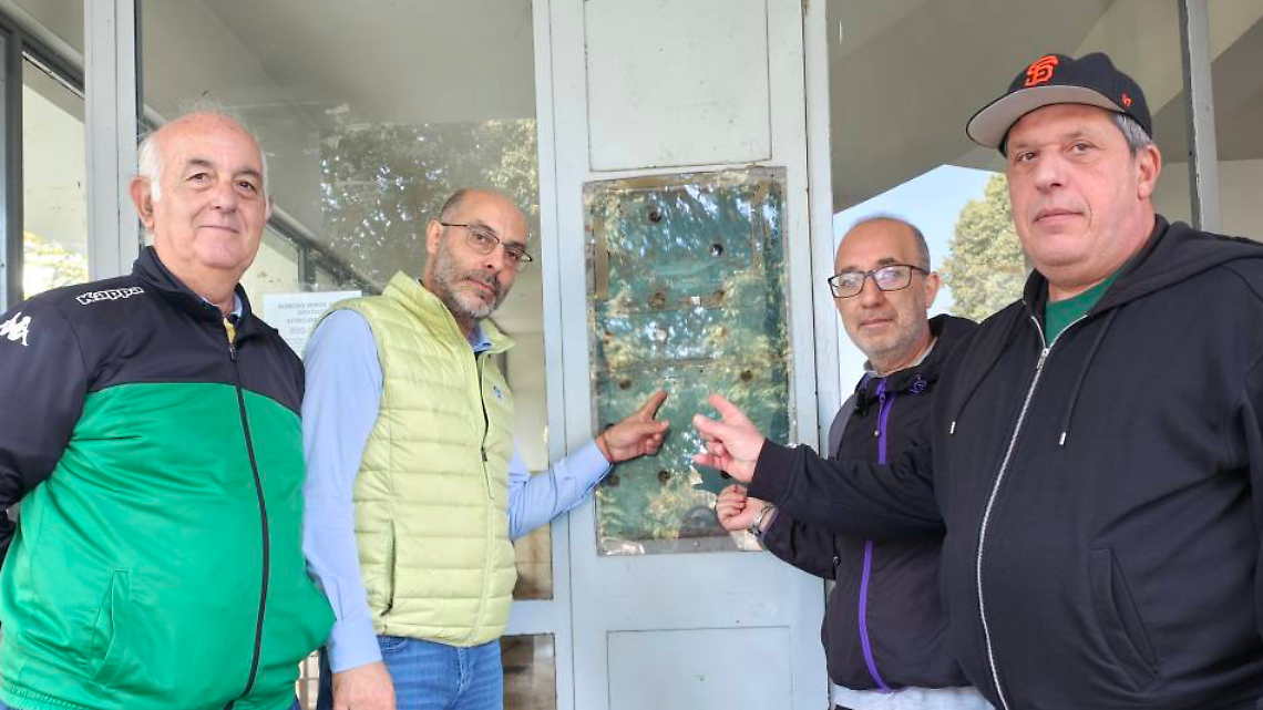 Corso Taranto 80: citofoni divelti, fili scoperti e degrado ovunque. Così vivono gli inquilini Atc a Torino