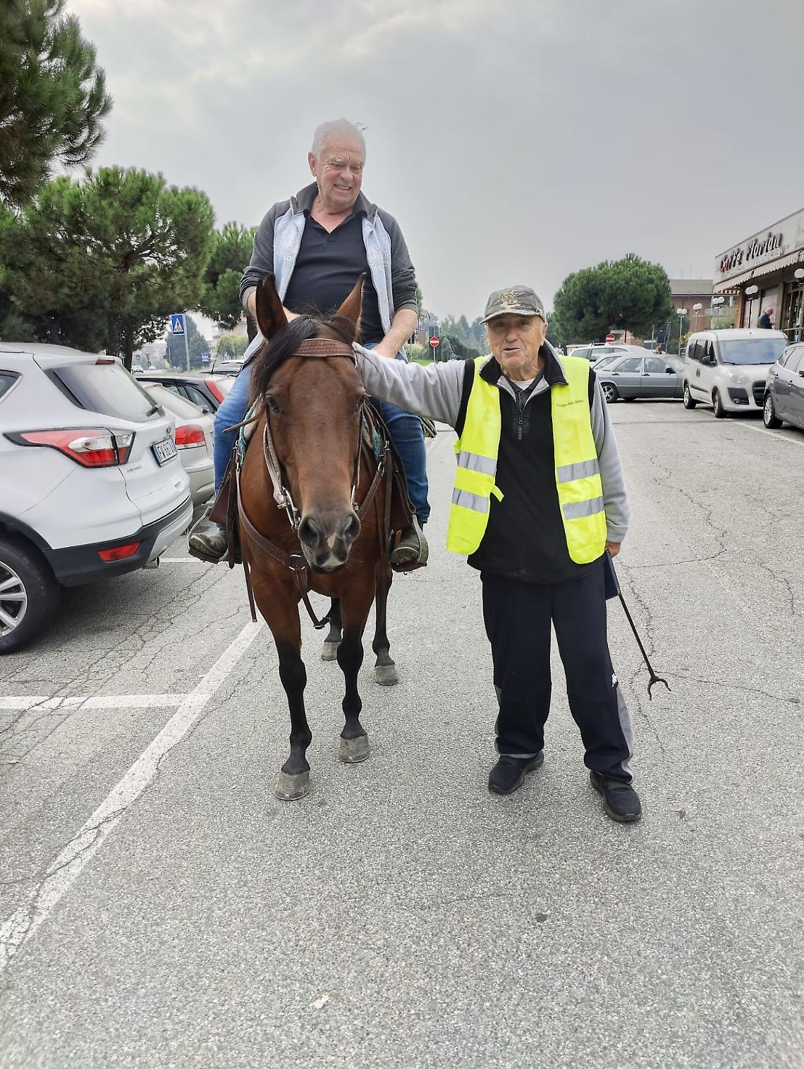 Galoppata ecologica in via Lombardore: volontari ridanno decoro alla strada e alle isole ecologiche