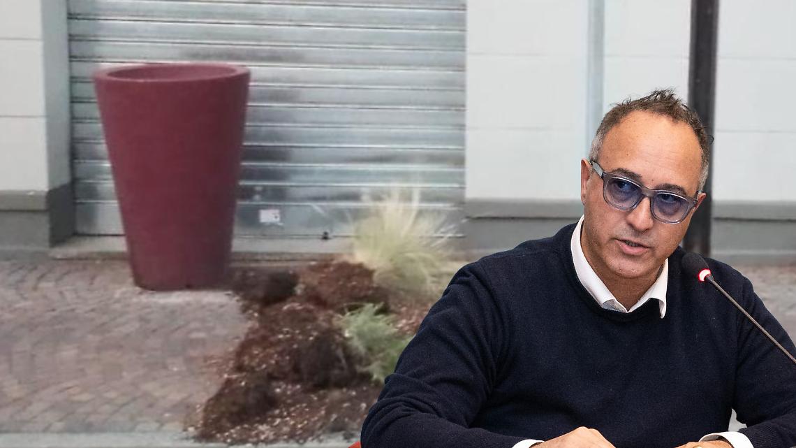 Ivrea, vandali in azione in corso D’Azeglio: fioriere distrutte e città sempre più insicura