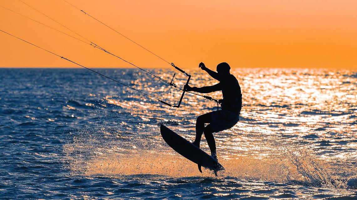 Kitesurfer sfinito e in balia del vento, salvato dalla Guardia di Finanza al lago Maggiore