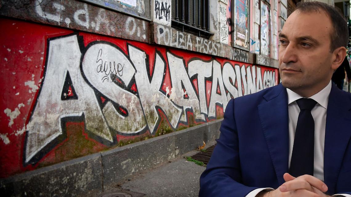 Torino, scontro in Consiglio comunale su Askatasuna: cartelli del centrodestra contro il sindaco