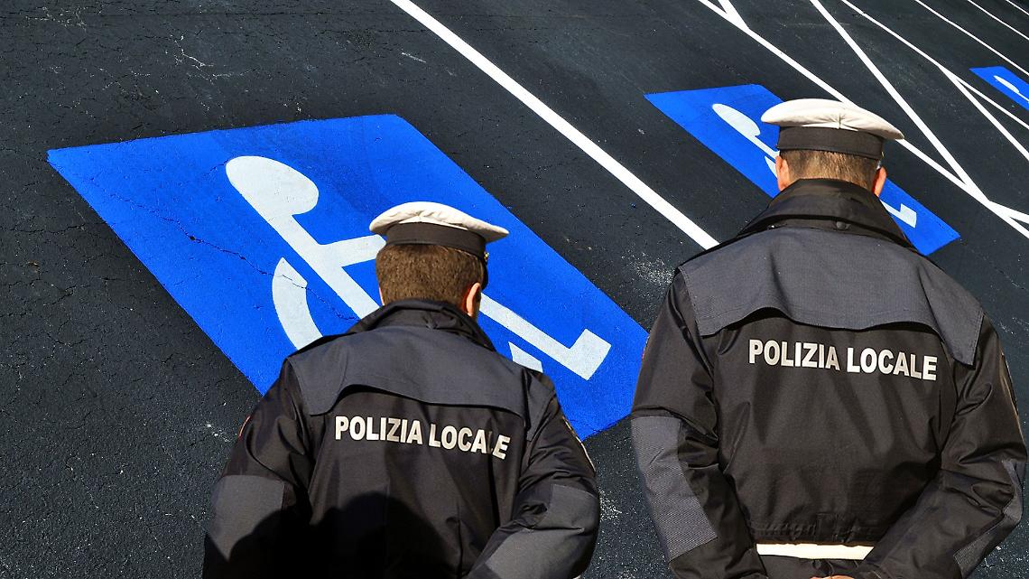 Parcheggiava nel posto disabili con un permesso falso: denunciato un 46enne a Torino