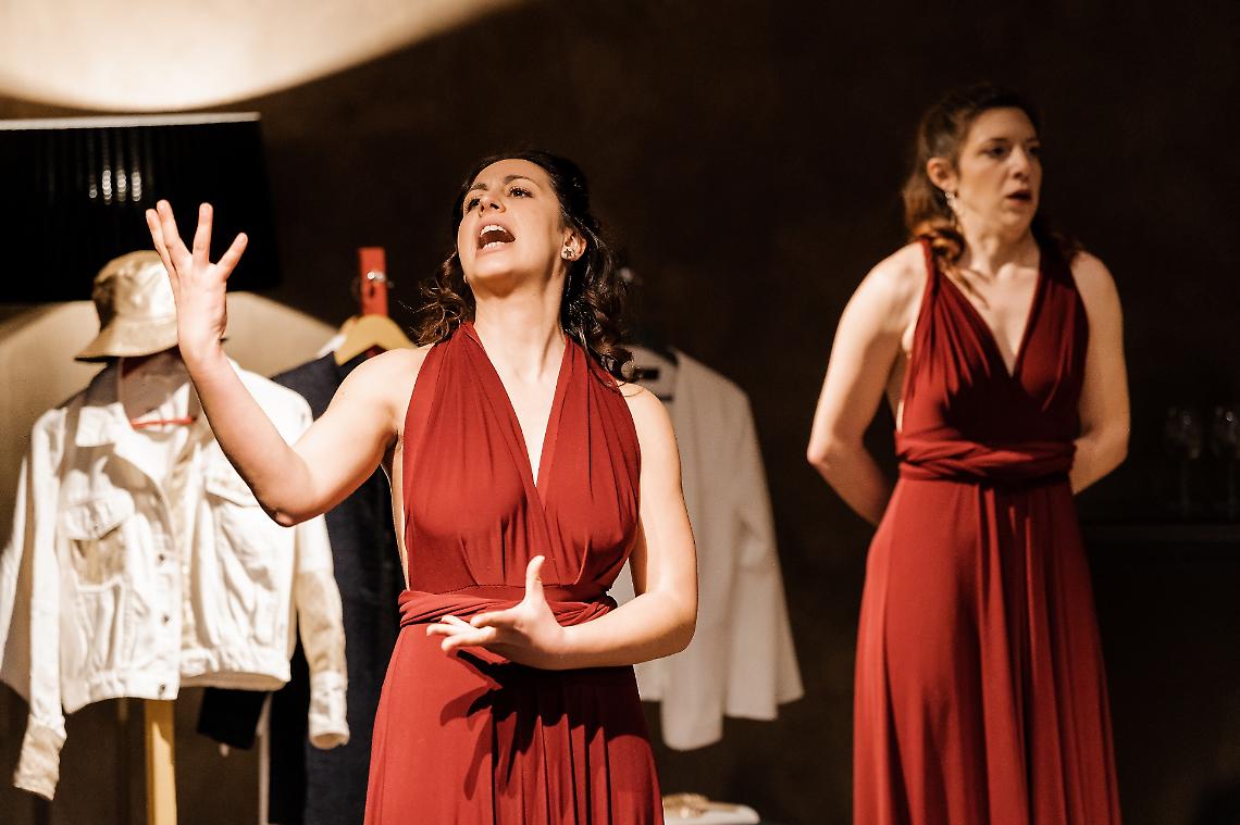 Serena Abbà e Martina D'Alonzo in scena