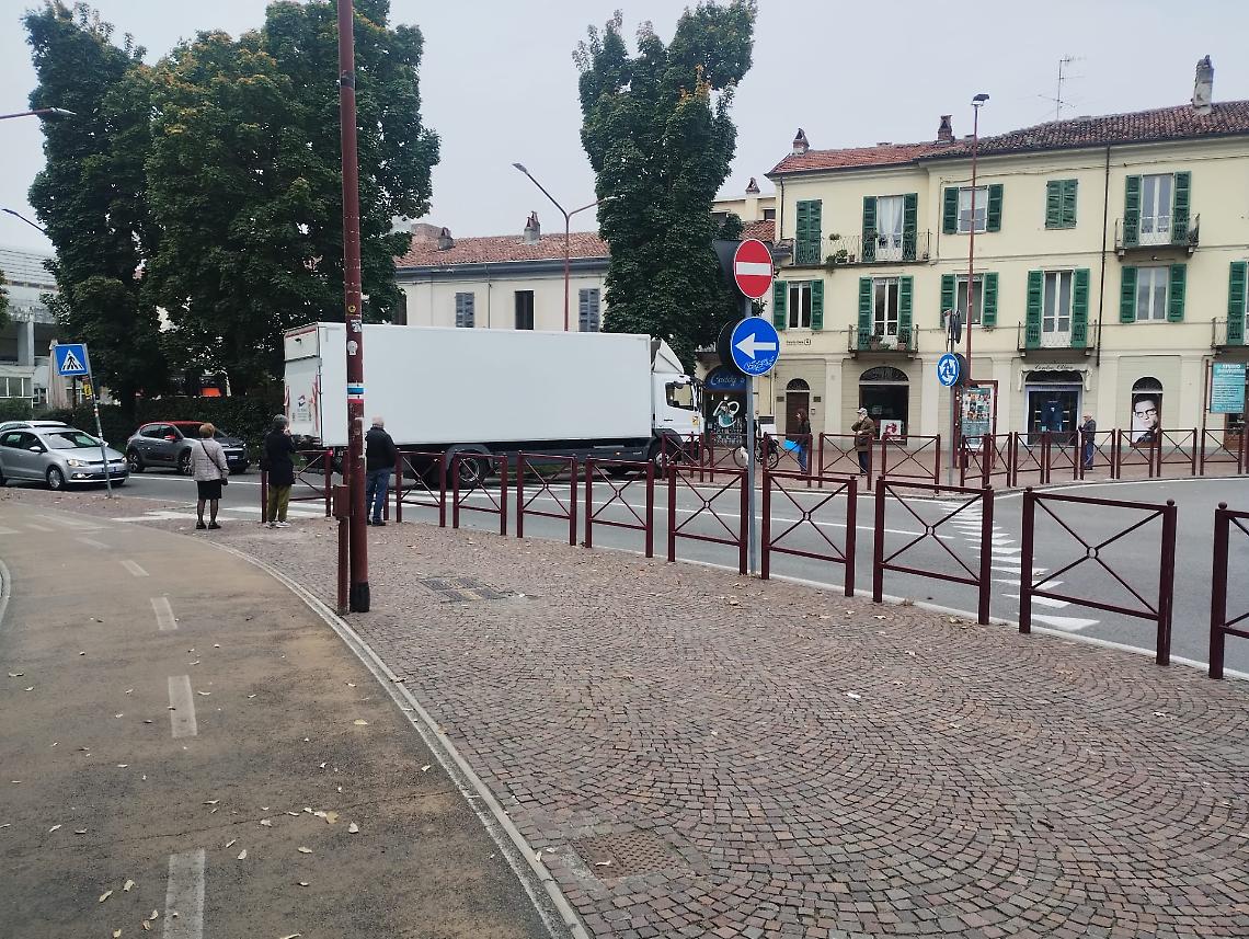 Ivrea, città vietata ai pedoni ma aperta ai tir