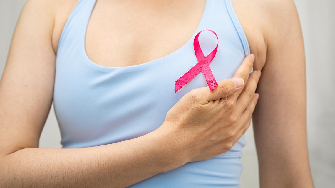 Reborn Pink, la moda che cura: al Giacosa la rinascita in rosa contro il tumore al seno