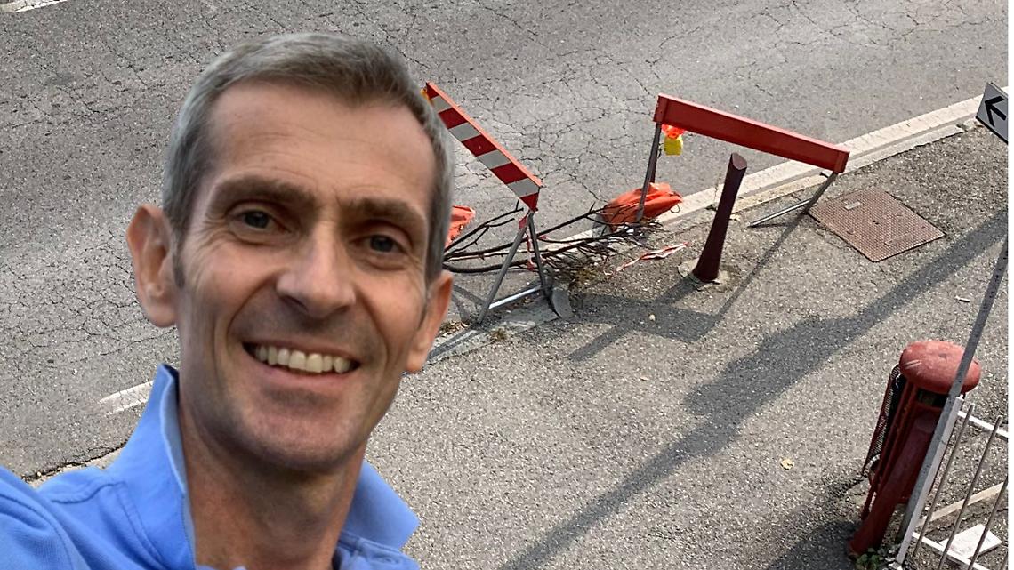 In via Torino a Ivrea il buco diventa una fioriera