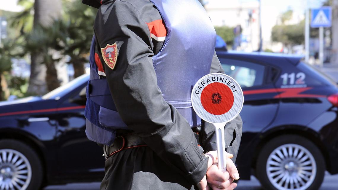 Finge lo stop, poi tenta la fuga in moto: carabiniere ferito e arresto convalidato nel Biellese