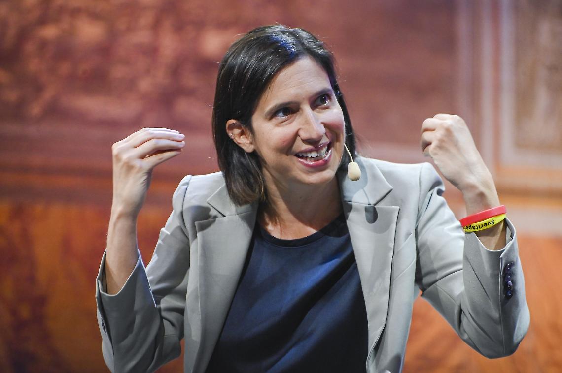 Schlein contro Meloni: “In Italia la democrazia è a rischio”. La premier replica furiosa: “Vergogna, stai infangando il Paese”