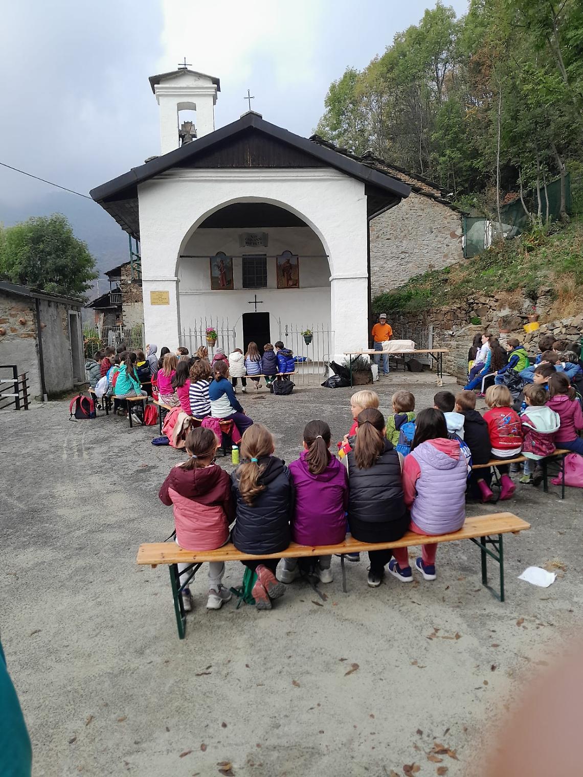 In frazione Castagno si è svolta la castagnata dedicata agli alunni della Scuola Primaria locale