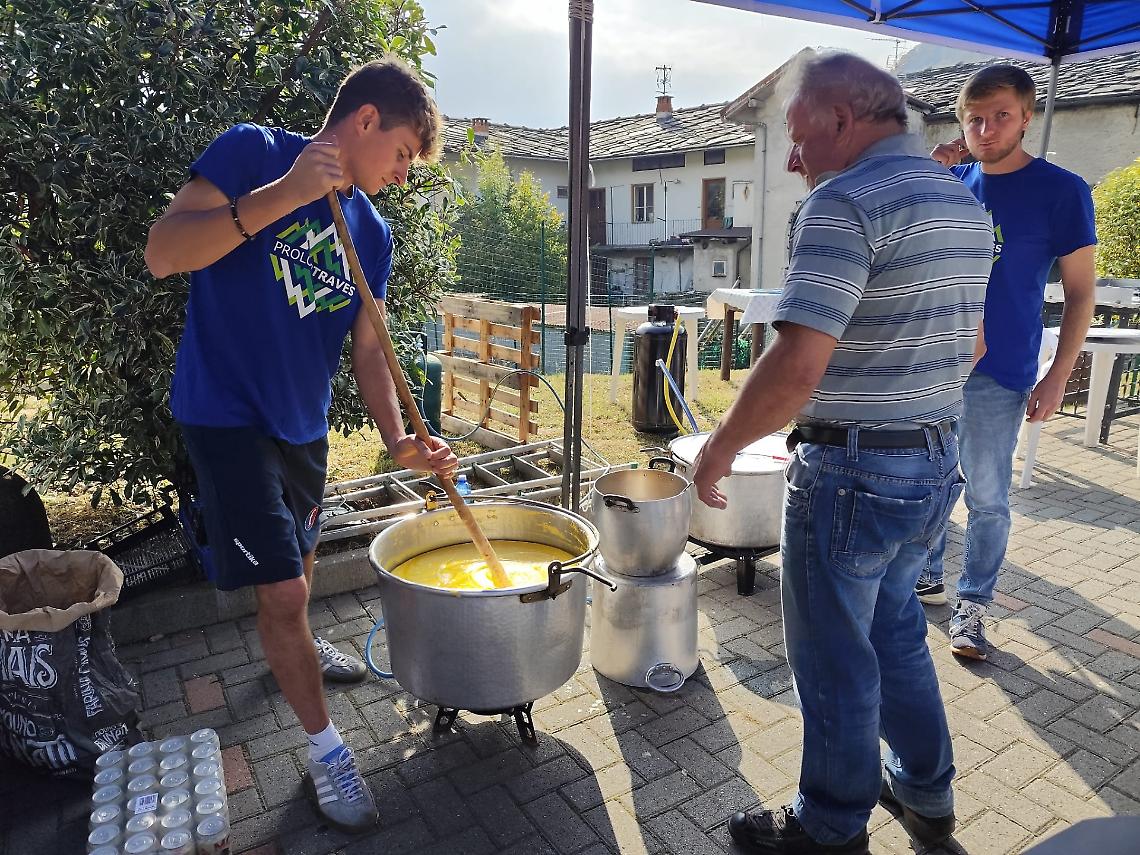 I volontari della Pro Loco durante la preparazione della polenta concia