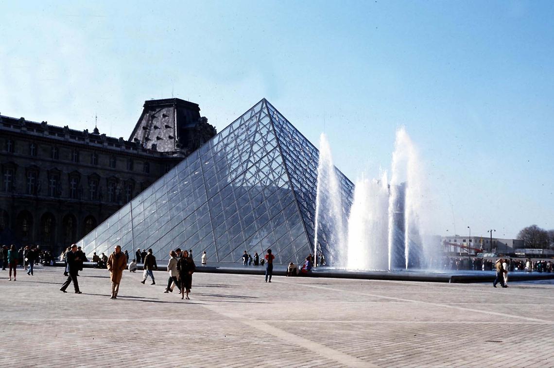 Rapina lampo al Louvre: i ladri beffano il museo più sicuro del mondo