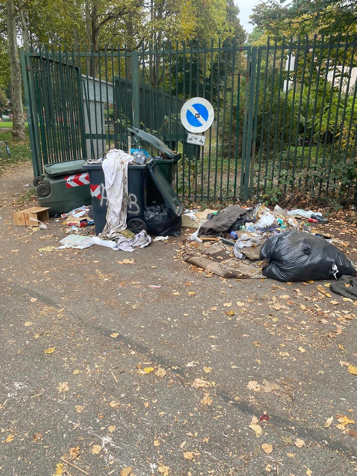 Torino, notte di degrado al Parco Sempione: carrelli abbandonati, rifiuti ovunque e via Boccherini ridotta a discarica
