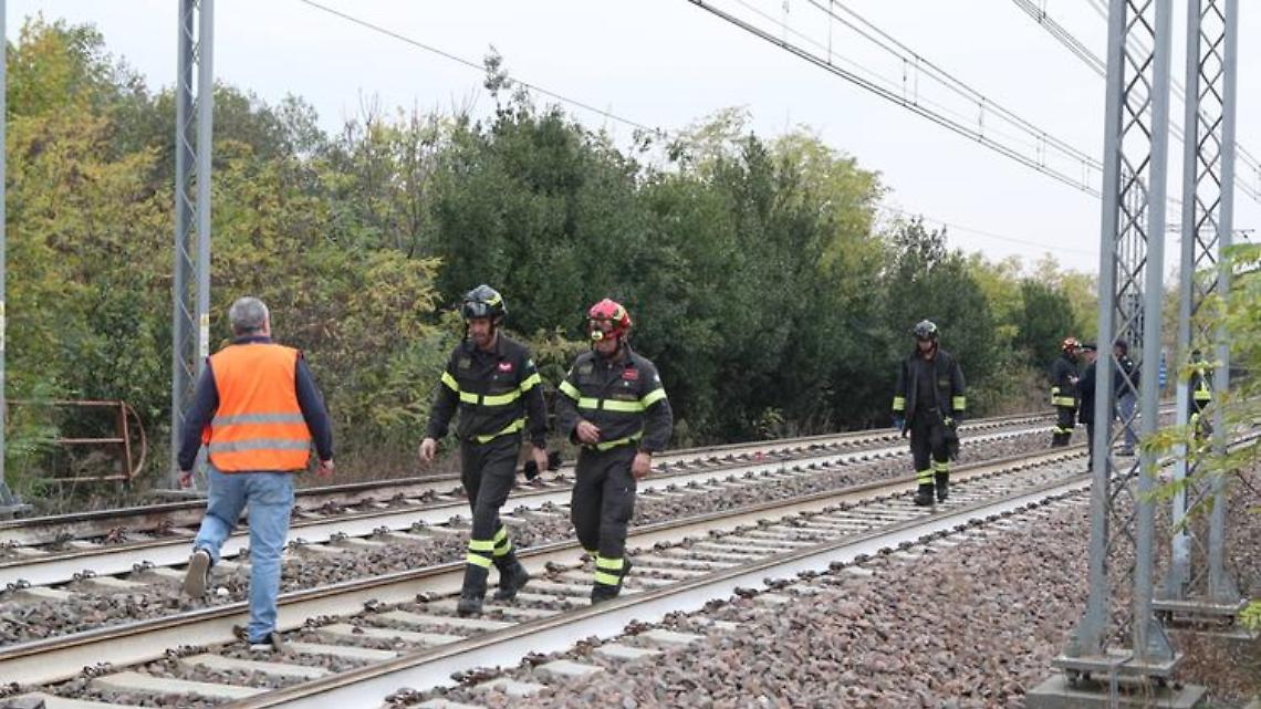 Tragedia sui binari: un giovane muore, due feriti gravi. Travolti da un treno diretto a Milano