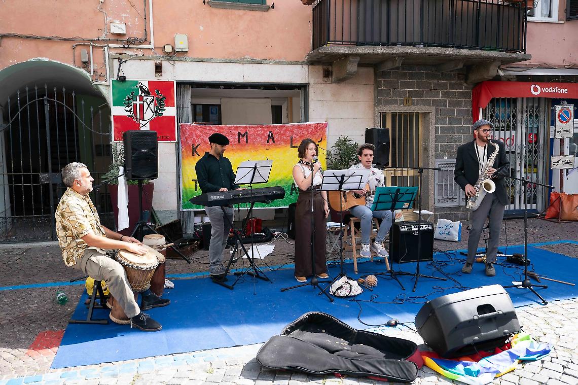Ivrea, domenica da brividi con Sbam: tra mercatini, musica e pony in piazza