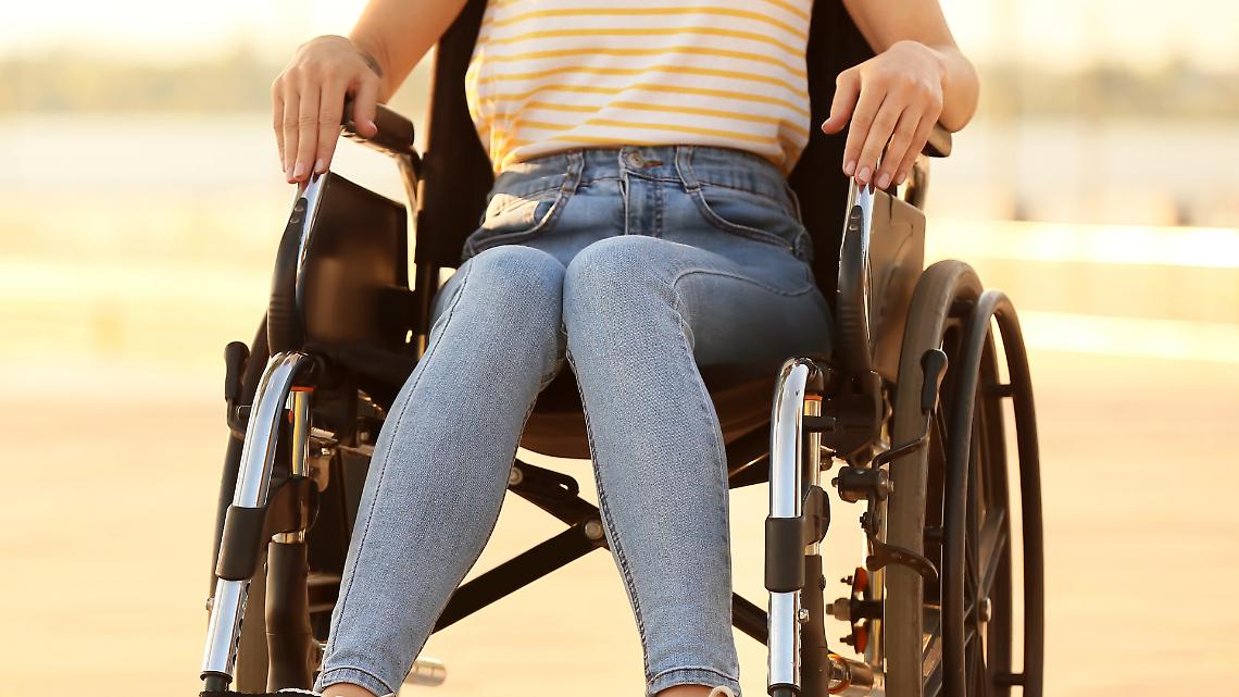 “Non venire più, ci fai perdere soldi”. La cliente disabile cancellata con un messaggio