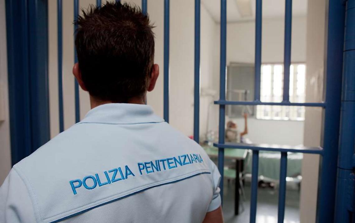 Carcere: agenti “non mangiano” da mesi. L’Osapp diffida l’amministrazione del Lorusso e Cutugno