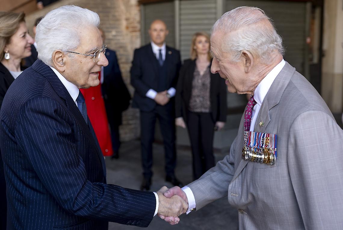Re Carlo e Papa Leone XIV, la stretta di mano che chiude cinque secoli di divisione