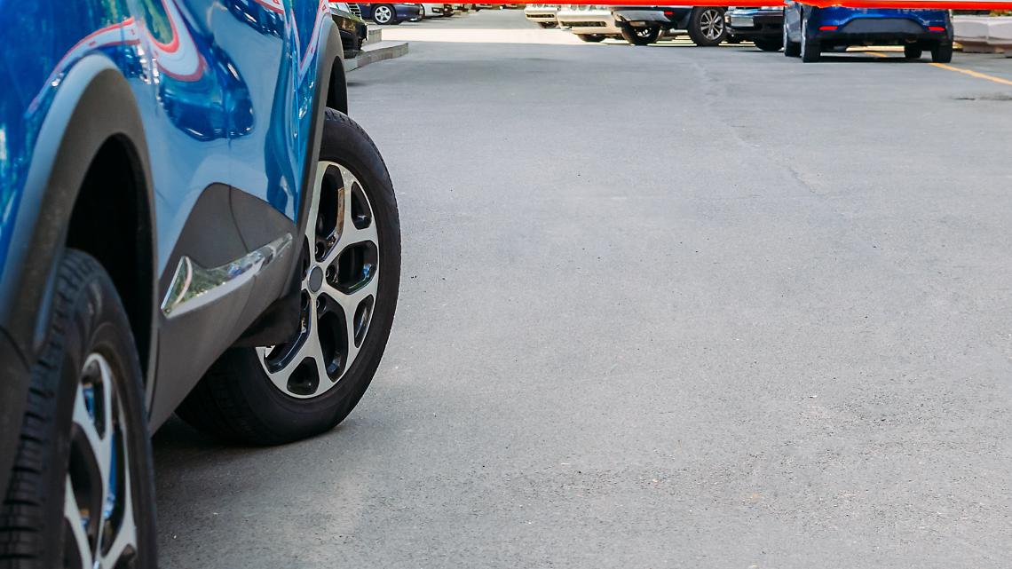 Parcheggia in divieto e il motociclista cade: può essere colpa sua?