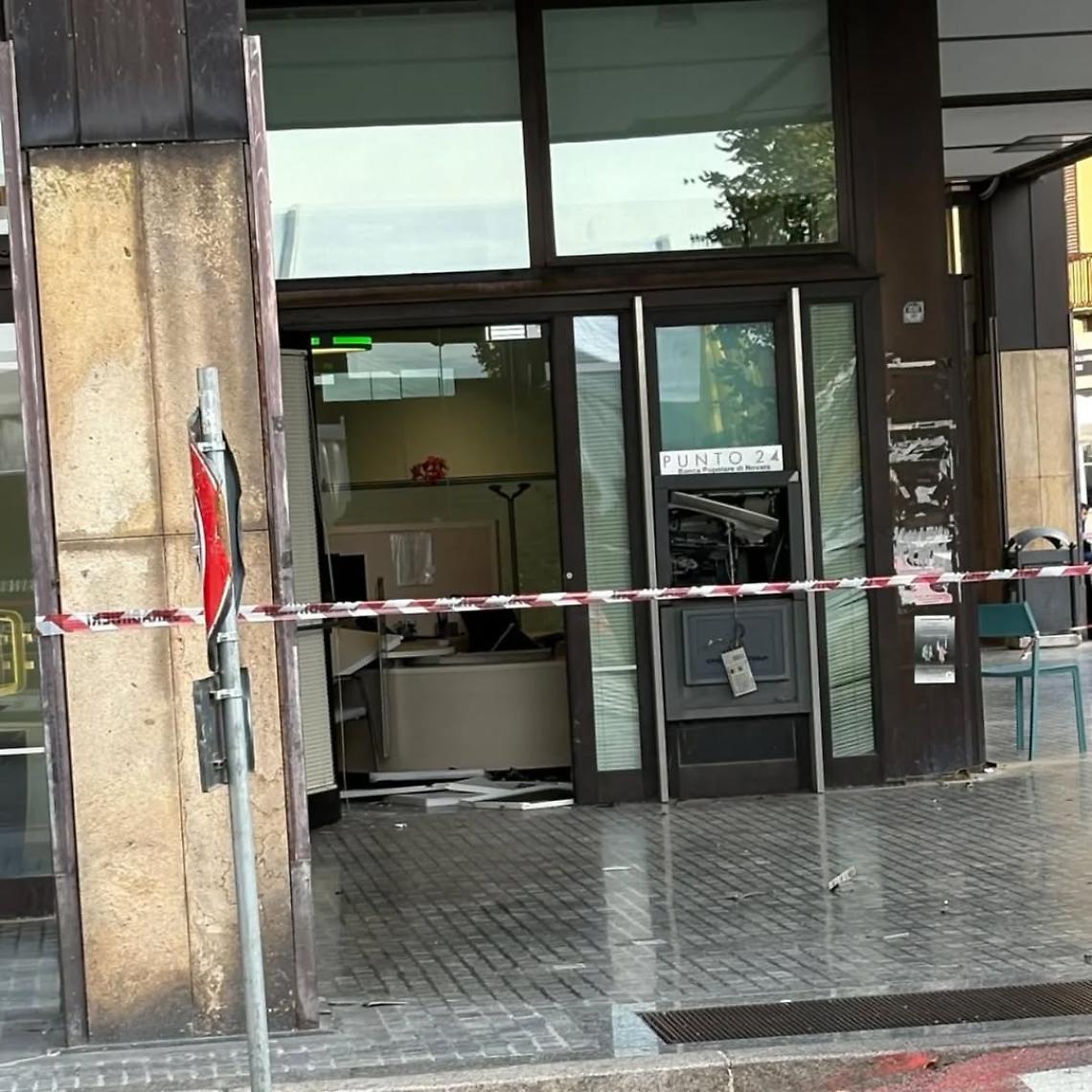 Esplosione nella notte a Bra: fatto saltare il bancomat Bpm in piazza Carlo Alberto