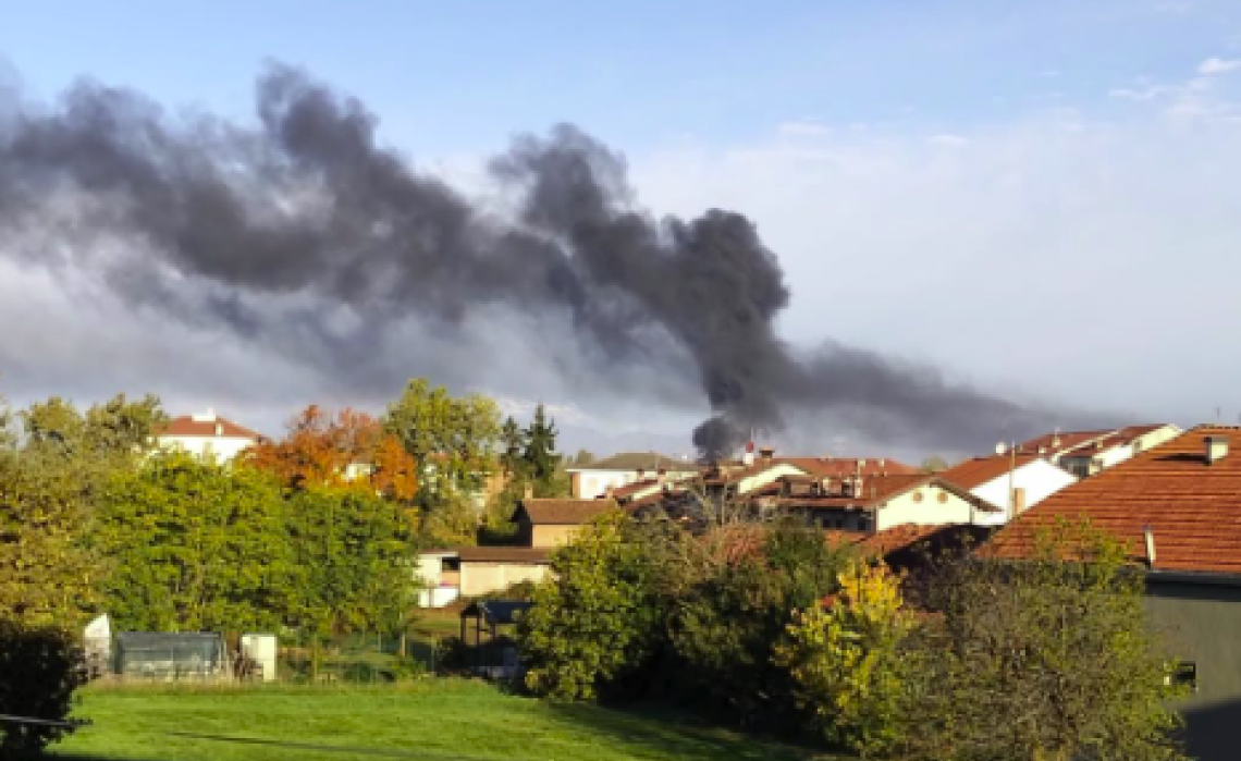 Fiamme nell’area Azzurra a Villastellone: colonna di fumo nero visibile fino a Santena e Carignano