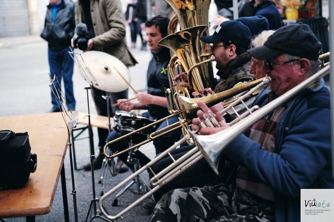 La Viuleta-Soun: concerto itinerante con la partecipazione di gruppi musicali spontanei