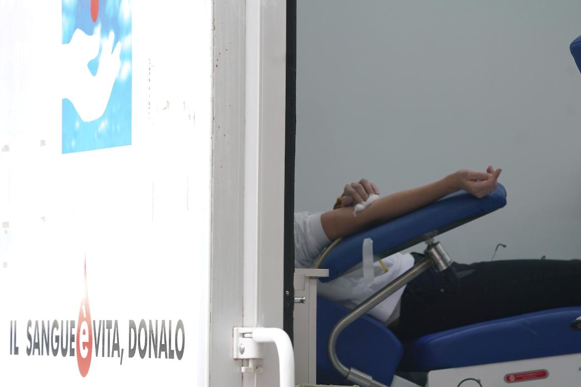 La sede dell'Avis è inagibile, l'assessore si fa le foto davanti per la festa: scoppia la polemica