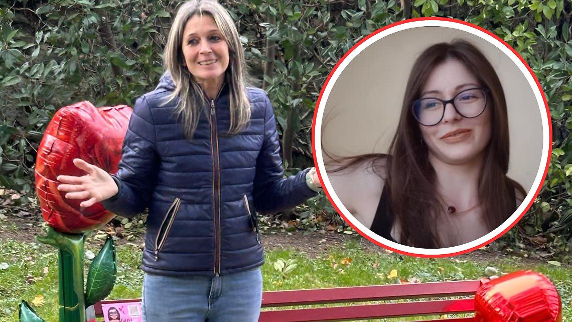 L'inaugurazione della panchina nei giardini del parco di Augusto a Susa