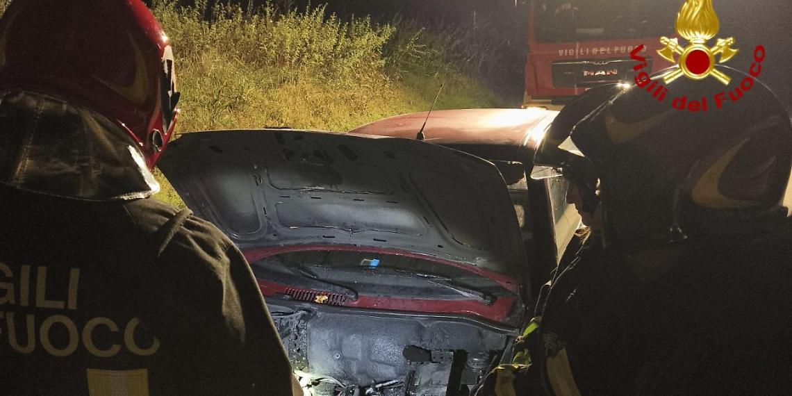 Auto in fiamme nella notte ad Alice Castello: intervento rapido dei Vigili del Fuoco