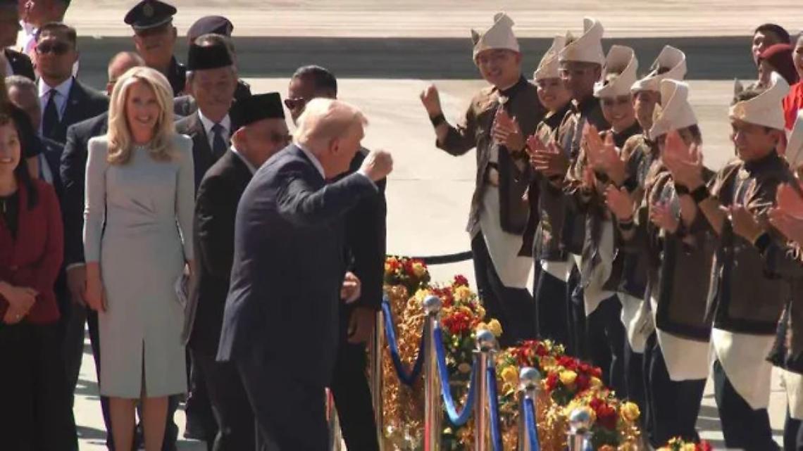 Trump sbarca a Kuala Lumpur e si mette a ballare: il presidente trasforma il vertice ASEAN in un palcoscenico