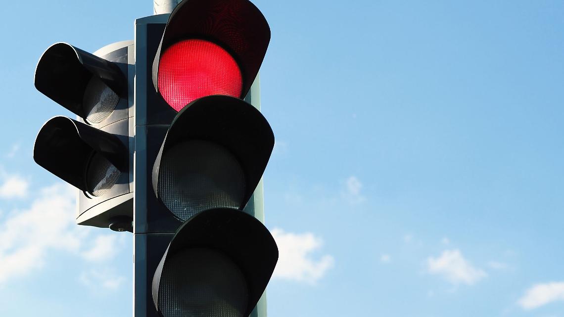 Paura a Pino Torinese, auto centra il semaforo: via Rovereto chiusa h24