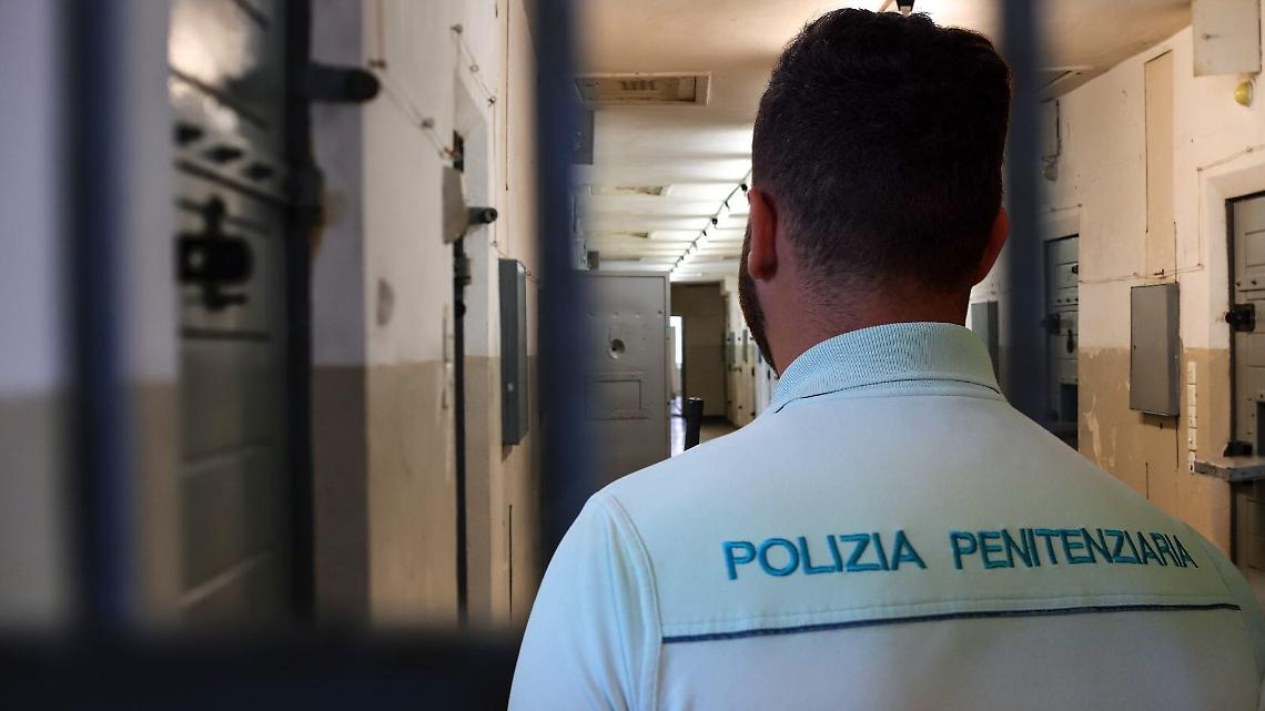 Due agenti aggrediti al carcere minorile di Torino: detenuto tenta di incendiare la cella e si arrampica sulle pareti