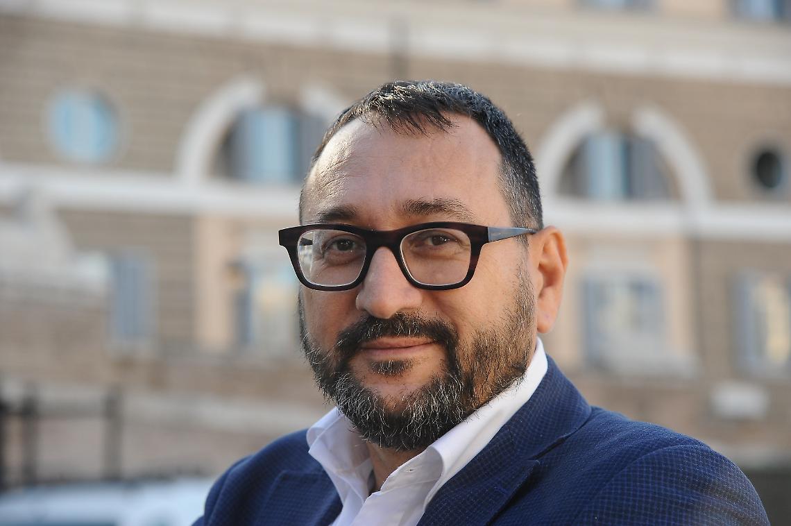 Sanità, firmato il nuovo contratto: aumenti fino a 172 euro, settimana corta e nuove tutele. Ma Cgil e Uil dicono no