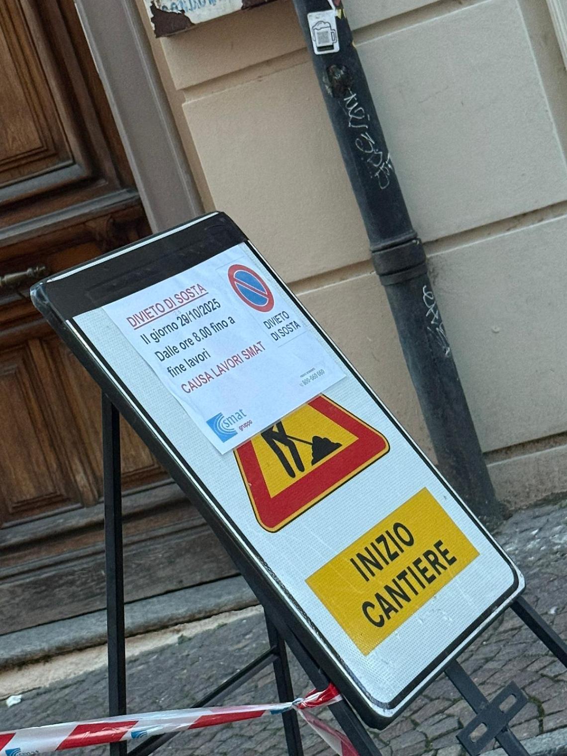 Ivrea, la città colabrodo: in via Piave l’acqua sgorga dal sottosuolo da più di 24 ore