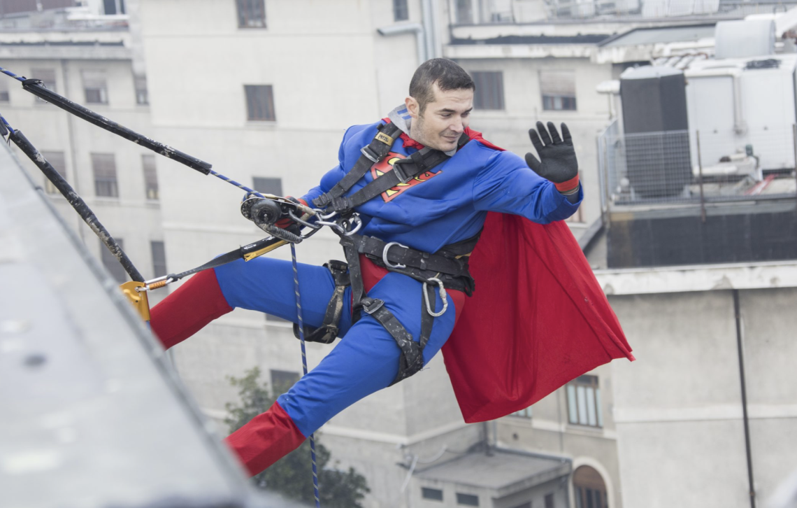 Quando i supereroi scendono dal cielo: Halloween di emozioni all’Ospedale di Ivrea