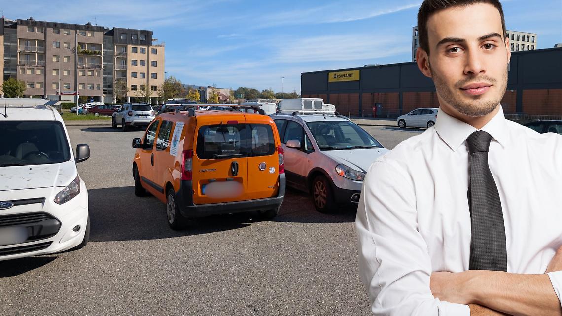 Movicentro nel caos: gli stalli dei bus invasi dalle auto. Spariti cartelli e strisce, vigili impotenti