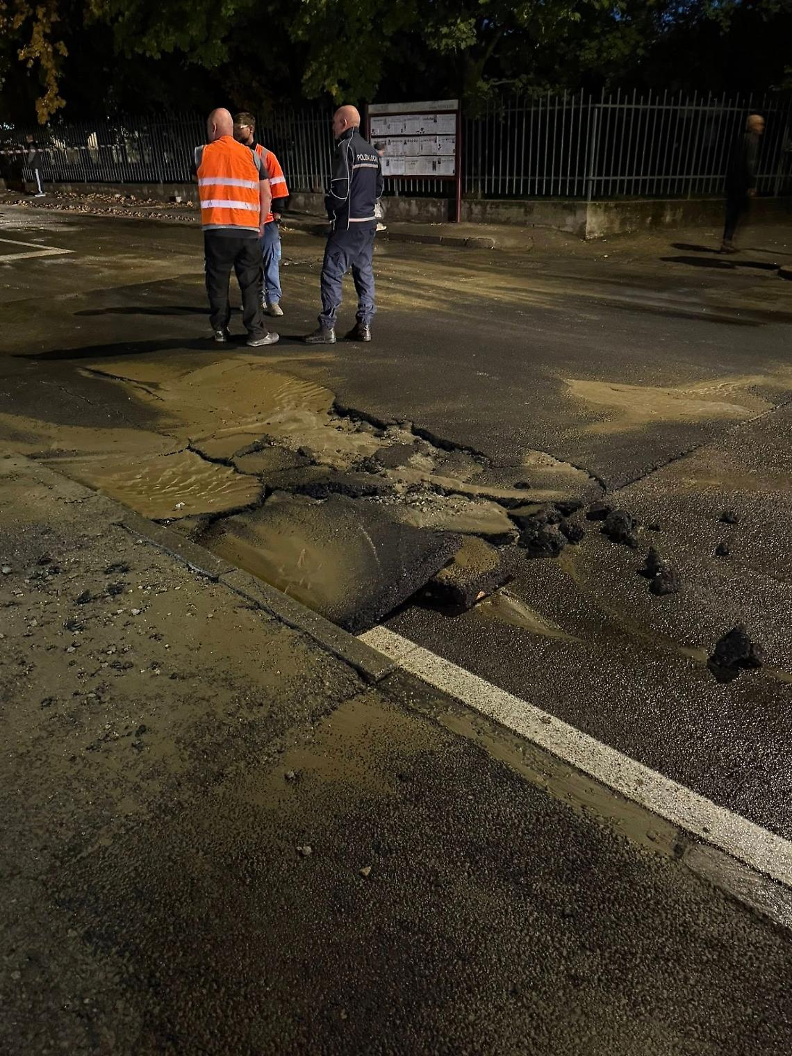 Ivrea affonda ancora: in via Torino scoppia l'acquedotto per la seconda volta in tre giorni
