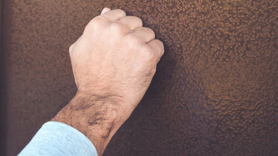 Finti agenti bussano