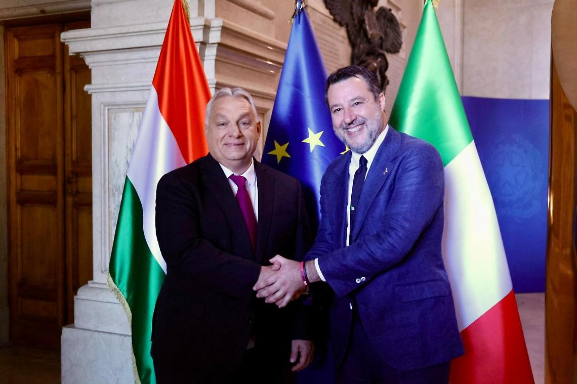 Salvini-Orbán, l’ora che pesa sull’Europa: al Mit una stretta di mano, tra Green Deal nel mirino e l’ombra di un nuovo asse sovranista