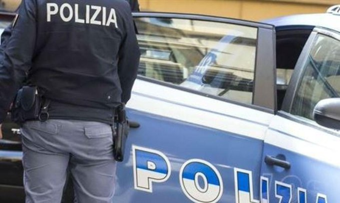 Due arresti a Torino dopo una spaccata in centro: usavano un tombino per sfondare le vetrine