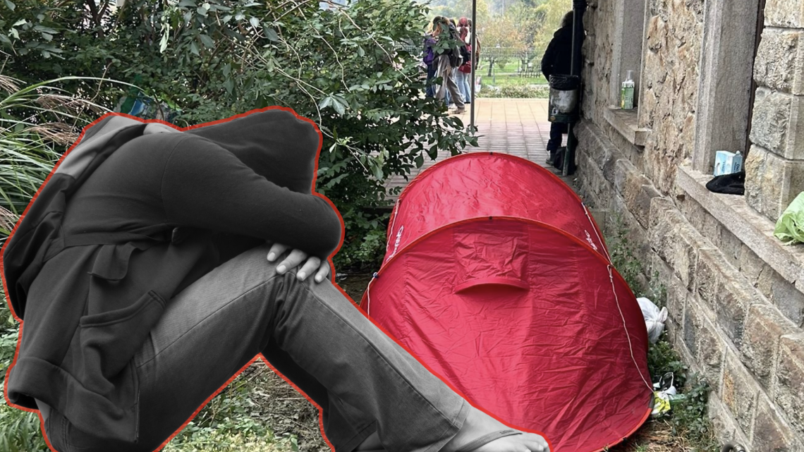 La tenda è comparsa dietro la stazione