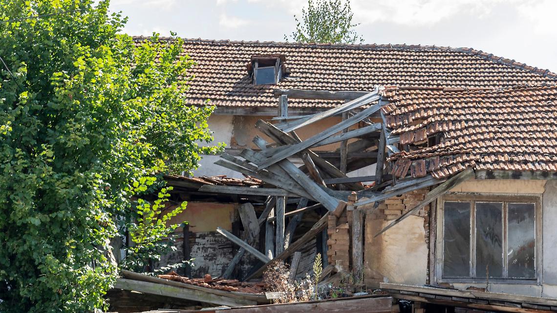 Paura a Cigliano, crollo parziale in vicolo Città: scattano transenne e viabilità rivista