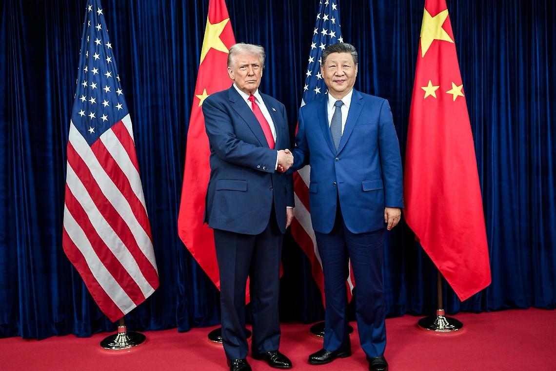 Trump e Xi si stringono la mano (ma non firmano nulla): tregua finta, guerra vera