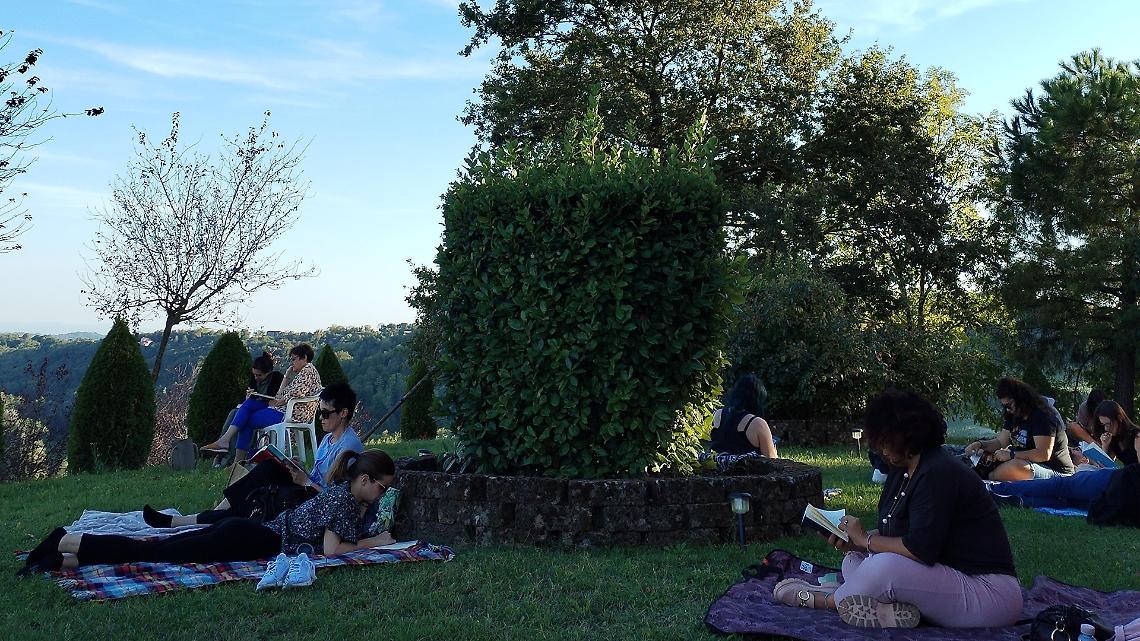 Il nuovo modo di socializzare a Vercelli? Leggere insieme, senza dire una parola