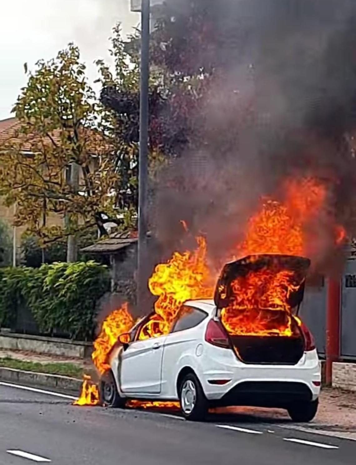 Paura a Leinì: auto prende fuoco in via Torino