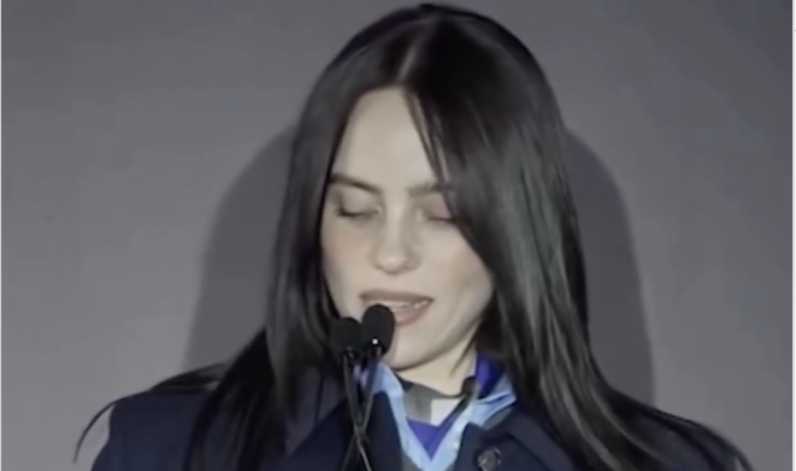Billie Eilish al MoMA: “Date via i vostri soldi, shorties”. E poi dona 11,5 milioni di dollari