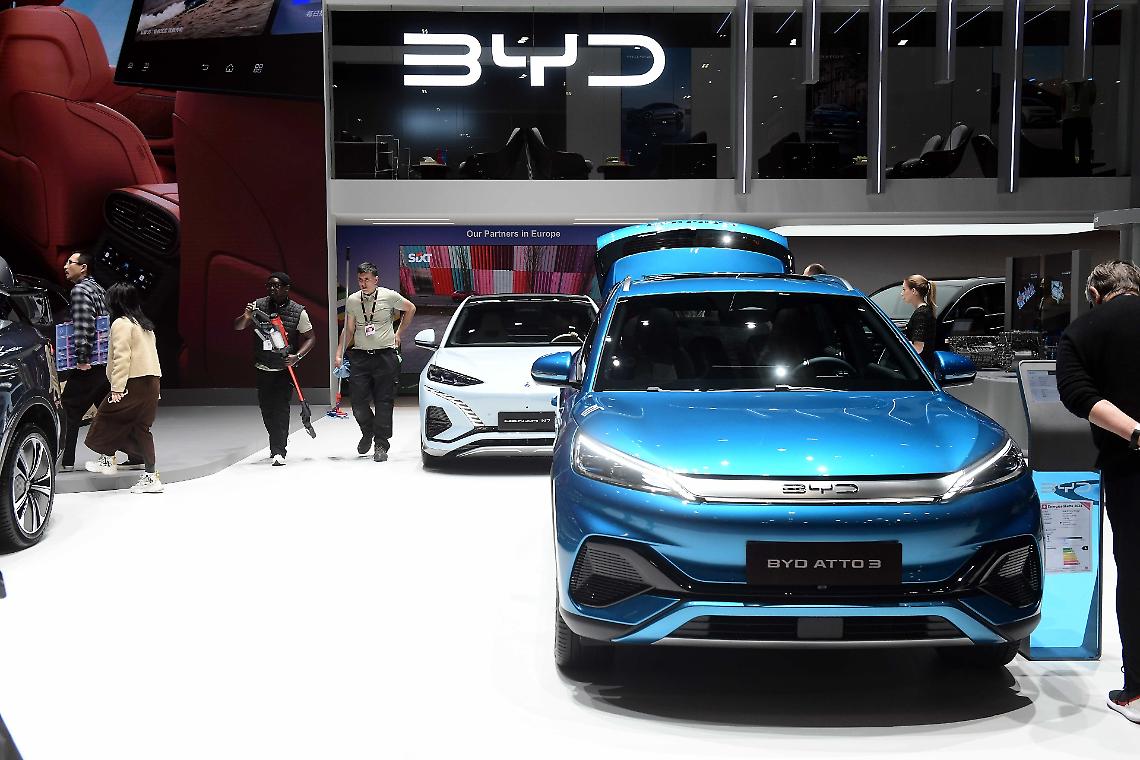 BYD, il gigante cinese dell’auto elettrica corteggia Torino ma costruisce altrove