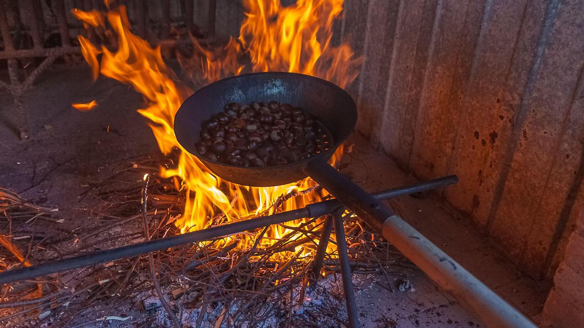 Chiaverano celebra l’autunno: torna la grande Castagnata tra boschi, musica e caldarroste