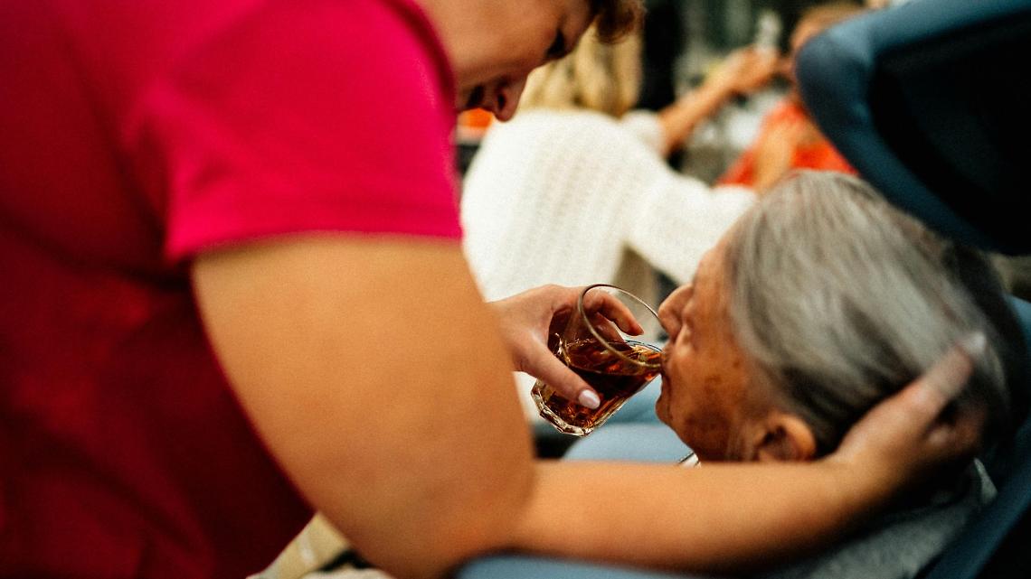 Colf e badanti, dal 1° novembre il nuovo contratto: più tutele per i lavoratori, ma i datori con disabilità restano invisibili