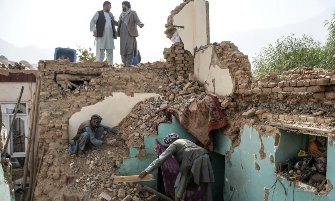 Un terremoto di magnitudo 6.3 devasta il nord dell’Afghanistan. In lacrime per la Moschea blu